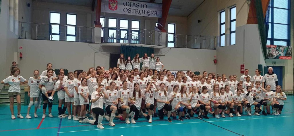 Trójki zagrały w hali im. Gołasia. Turniej z udziałem ponad 100 siatkarek