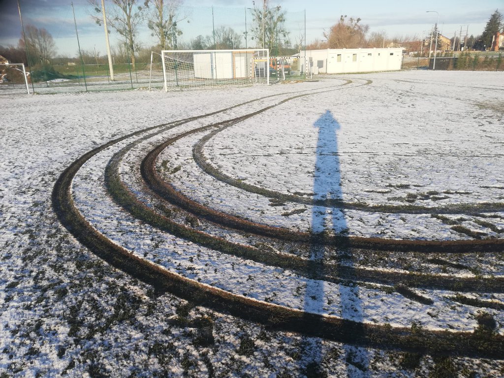 "Absolutny brak m&oacute;zgu". Kolejne boisko w regionie zniszczone przez "rajdowca"