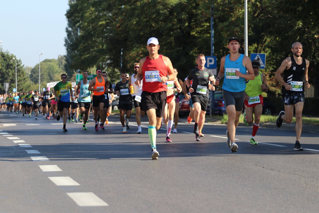 P&oacute;łmaraton Kurpiowski 2023. Biegowe święto w Ostrołęce [WIDEO, ZDJĘCIA]