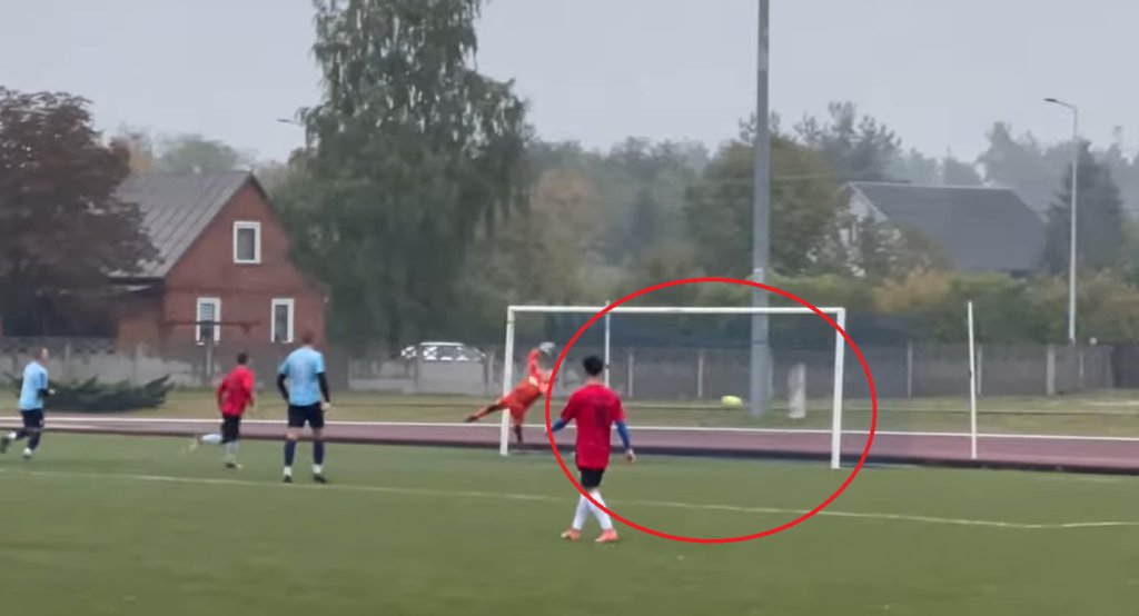 Piłka w bramce, gola... nie ma? Kuriozalna sytuacja w meczu Świtu Baranowo [WIDEO]