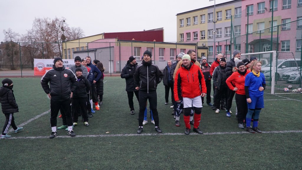 Rodzice na boisku – sportowe emocje w Ostrołęce!