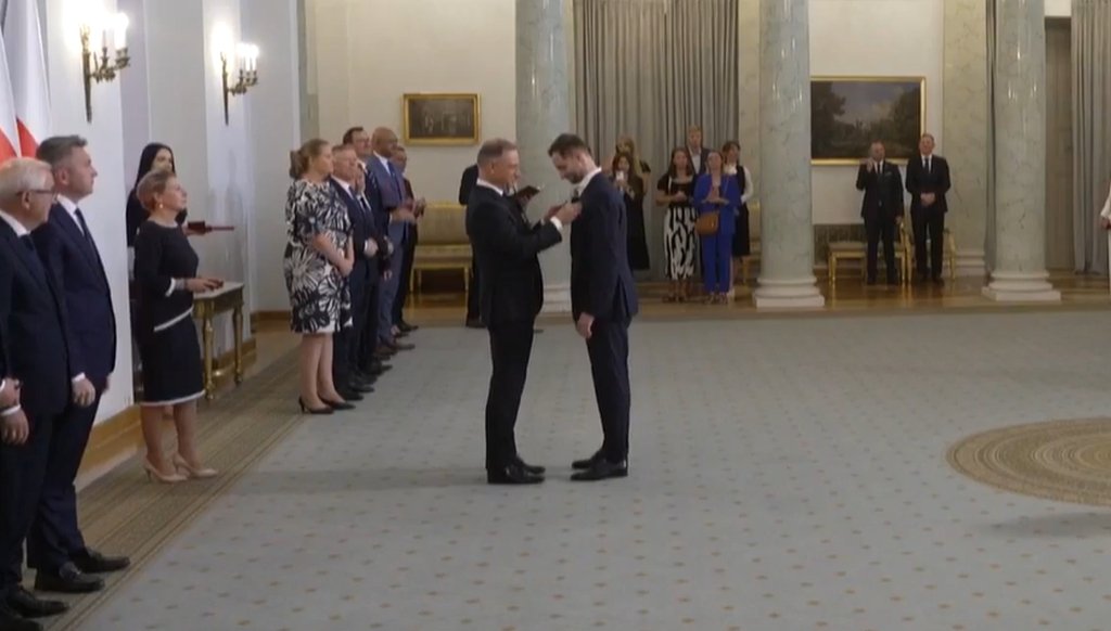 Ostrołęczanin Grzegorz Łomacz odznaczony Krzyżem Kawalerskim Orderu Odrodzenia Polski [WIDEO]