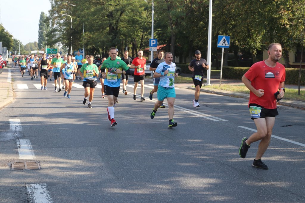 P&oacute;łmaraton Kurpiowski 2024. Rekordy, emocje, sportowa pasja [WIDEO, ZDJĘCIA, WYNIKI]