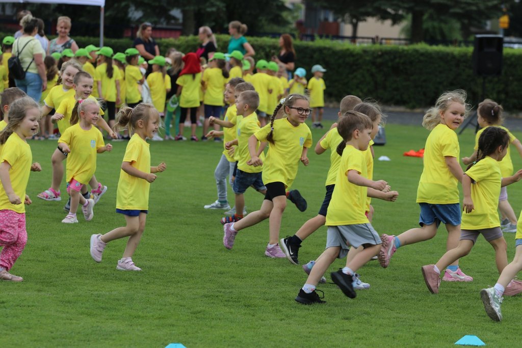 Przedszkolaki na stadionie: Piłkarski Festiwal w Ostrołęce przyciągnął tłumy [WIDEO, ZDJĘCIA]