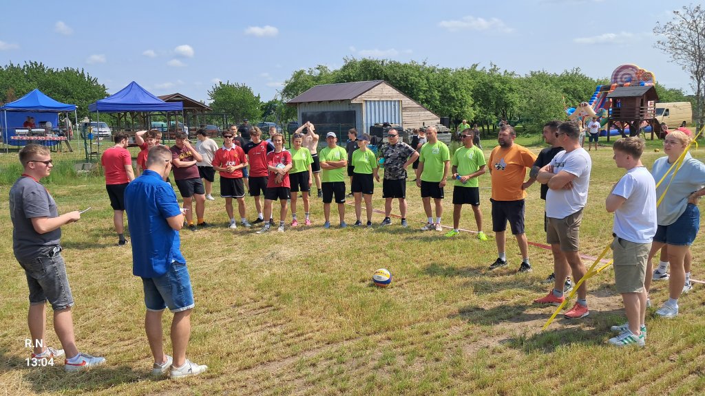 KSK triumfuje w II turnieju siatk&oacute;wki na trawie w Przytułach Starych