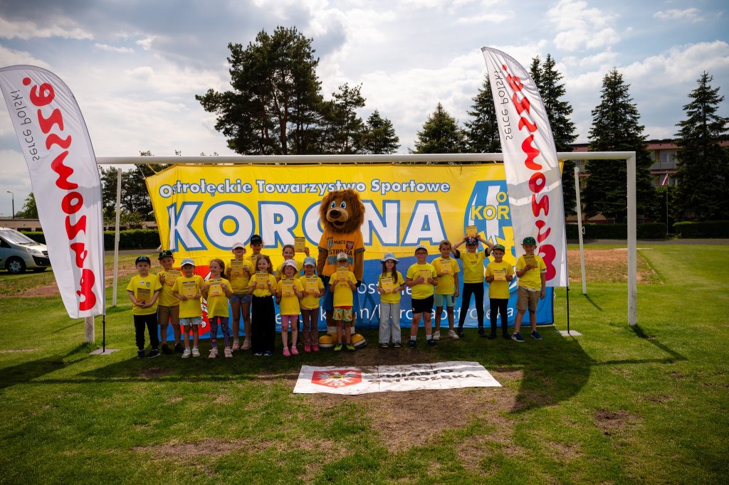 Rekordowy festiwal piłkarski! 745 przedszkolak&oacute;w na boisku w Ostrołęce [ZDJĘCIA]