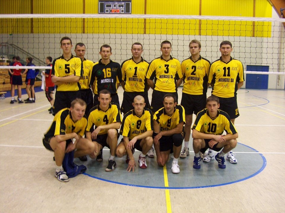 Żółte koszulki z napisem Intercell - tak wyglądało odrodzenie siatkówki w Ostrołęce