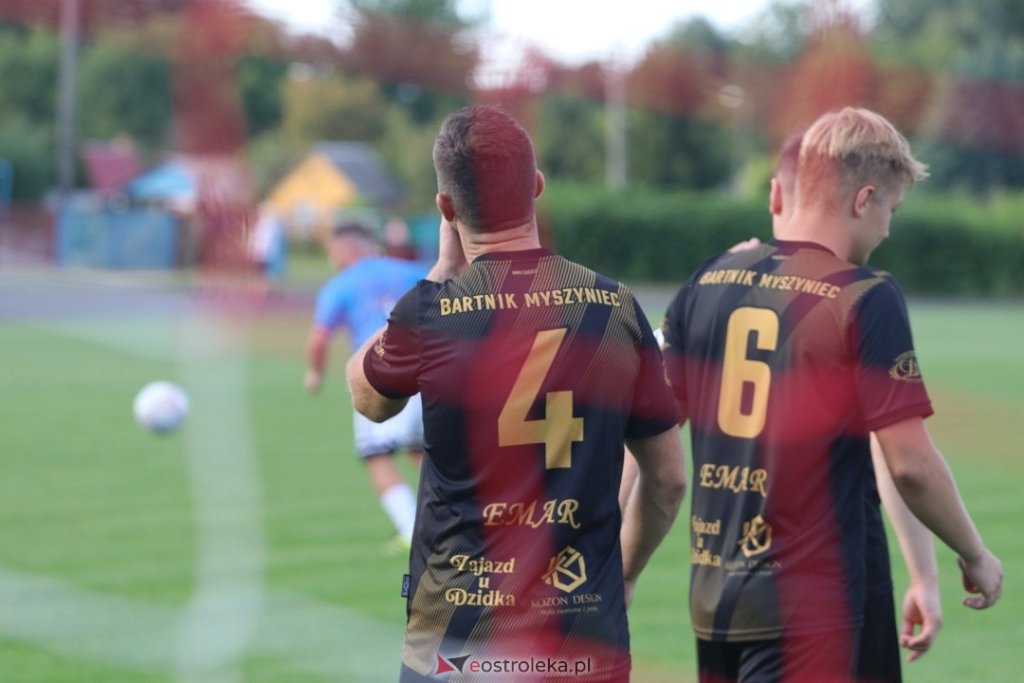 Derby powiatu dla Bartnika! Myszyniec ograł GKS Łyse. Pomogli kibice!