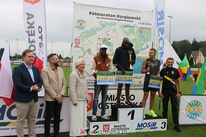 Rekordowy P&oacute;łmaraton Kurpiowski! Zwycięzca z niesamowitym wynikiem zostawił innych daleko w tyle [WIDEO, ZDJĘCIA]