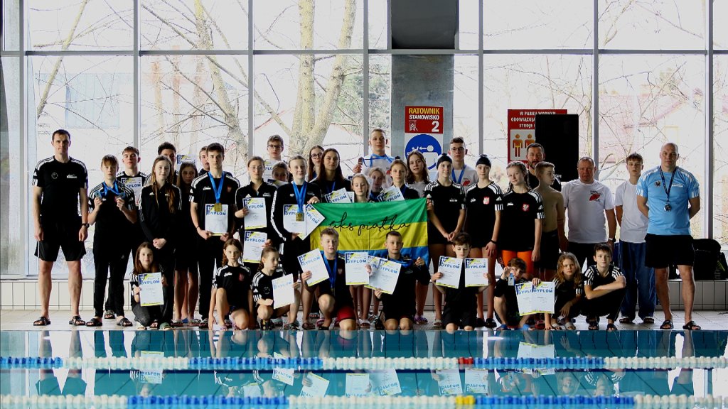 Pływacy UKS Piątka Ostrołęka z imponującym dorobkiem medalowym