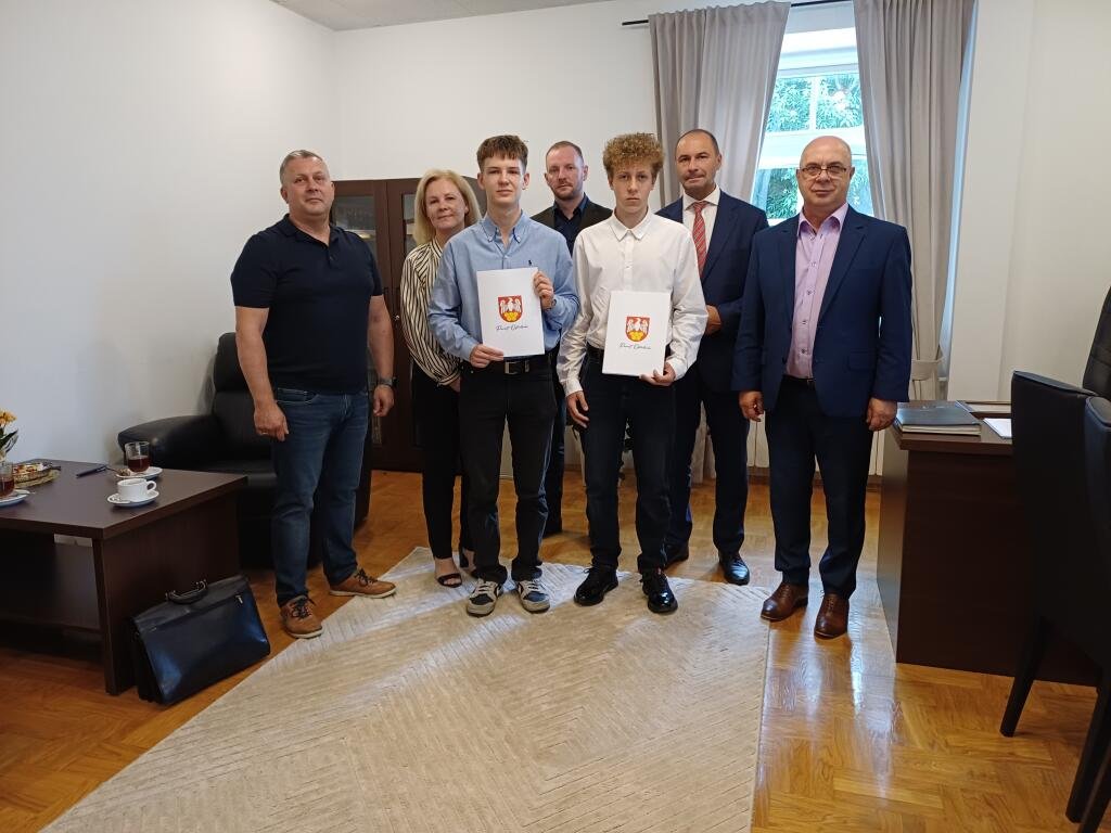 Młodzi mistrzowie z nagrodami od starosty. Karatecy i sztangistka uhonorowani za sukcesy