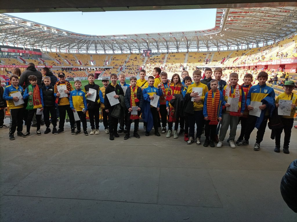 Młodzi piłkarze Korony Ostrołęka pojechali na Ekstraklasę. Jagiellonia na żywo!