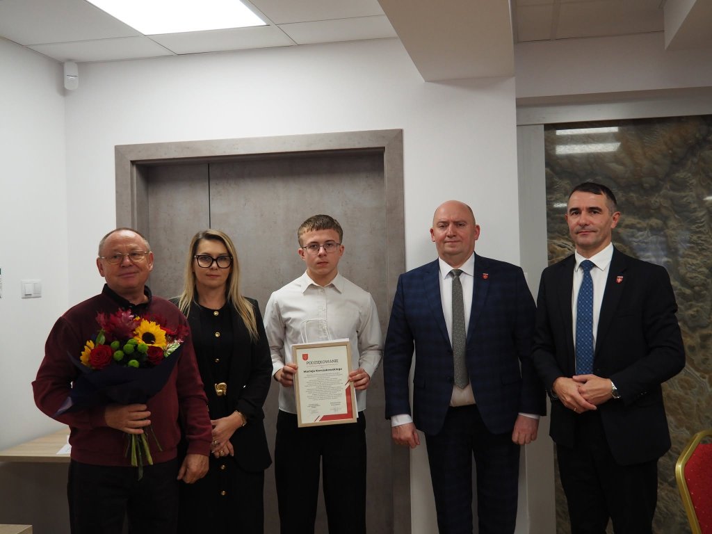 Młody sztangista doceniony przez władze gminy Olszewo-Borki. Maciej Korczakowski z nagrodą