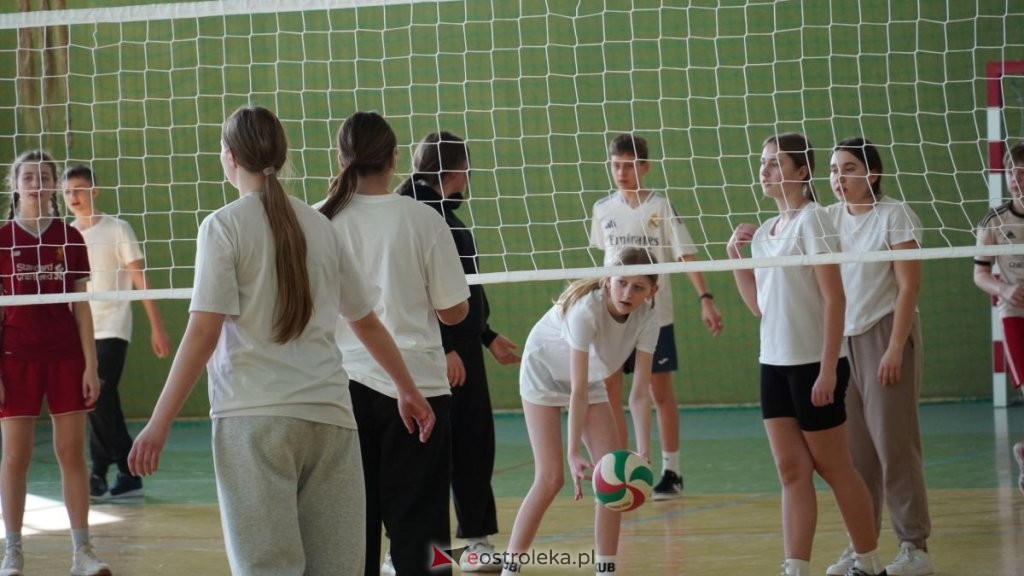 Uczniowie z Rzekunia rywalizowali w duchu fair play! Siatkarskie emocje w Szkole Podstawowej [ZDJĘCIA, WIDEO]