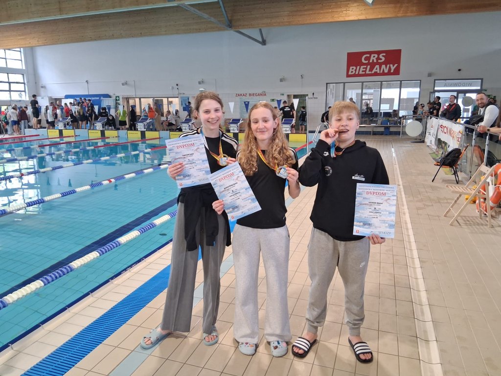 Medalowy weekend pływaków UKS Piątka Ostrołęka. Łucja, Hania i Marcel na podium