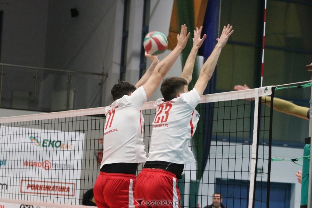 SPS Volley Ostrołęka wygrywa thriller w Wołominie! Pięć set&oacute;w i cenne punkty [WIDEO]