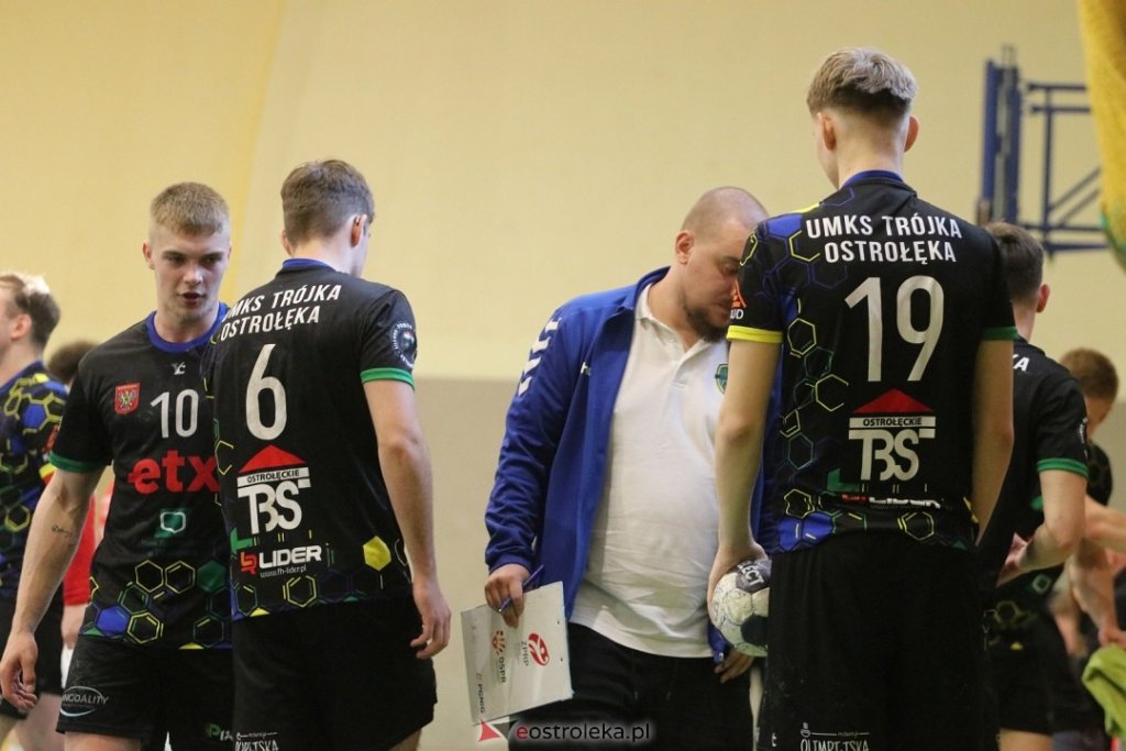 Trójka grała w Pabianicach. Zdecydowała piorunująca końcówka. Zobacz tabelę