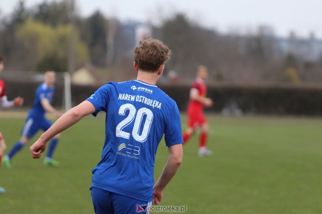 Wyrównane starcie sąsiadów w tabeli. Narew przywiozła punkt z Kobyłki