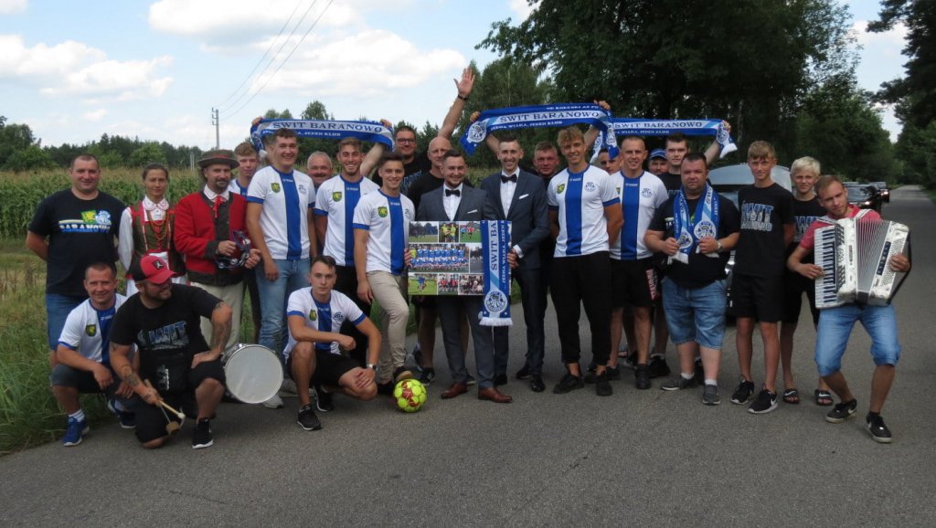 Gdy piłkarz zmienia stan cywilny, tak wygląda brama [WIDEO]