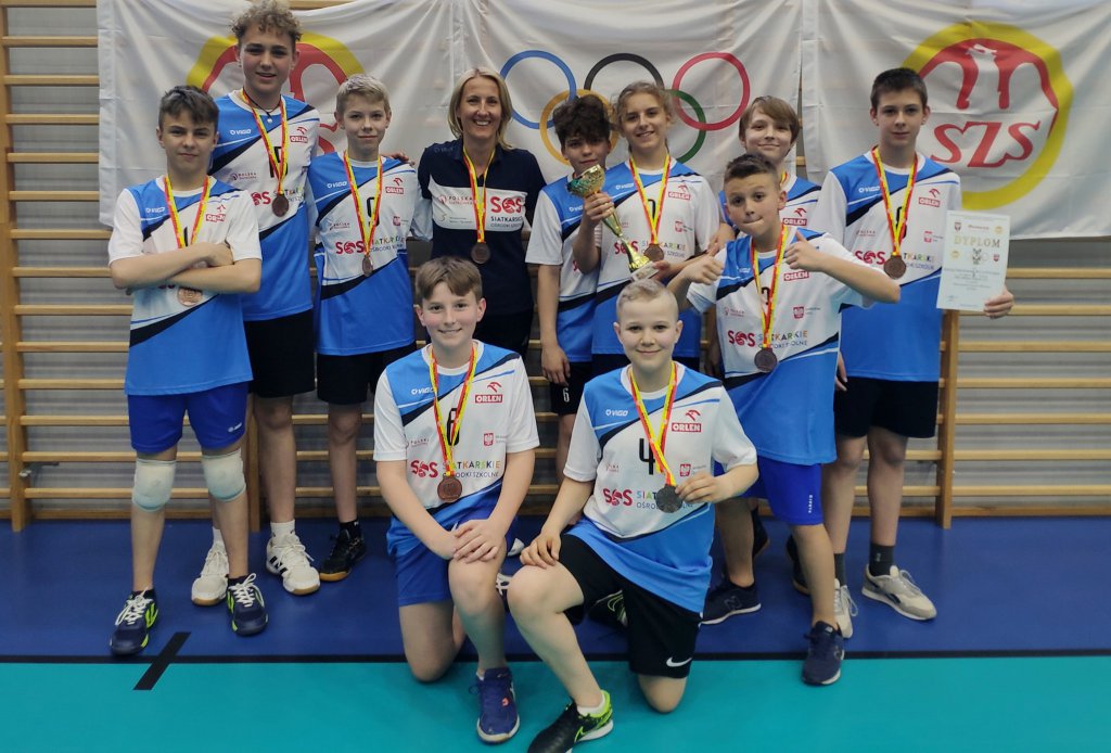 Siatkarze z SP 5 Ostrołęka też lubią brąz!