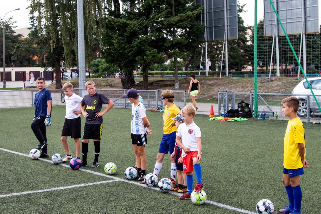 "Sportowe Wakacje w Mieście". Młodzi piłkarze trenują