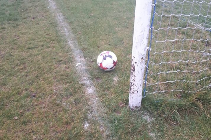 Stadion w Kadzidle na ustach piłkarskiej Polski... Wszystko przez linię bramkową!