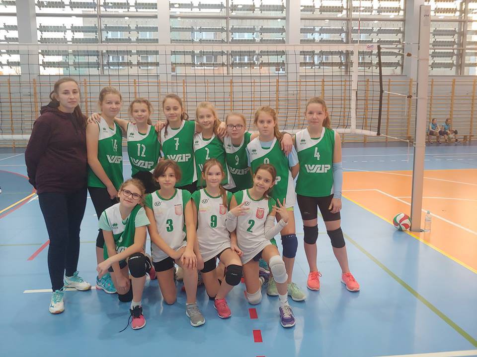 Młode siatkarki Nike grają w Kinder+Sport