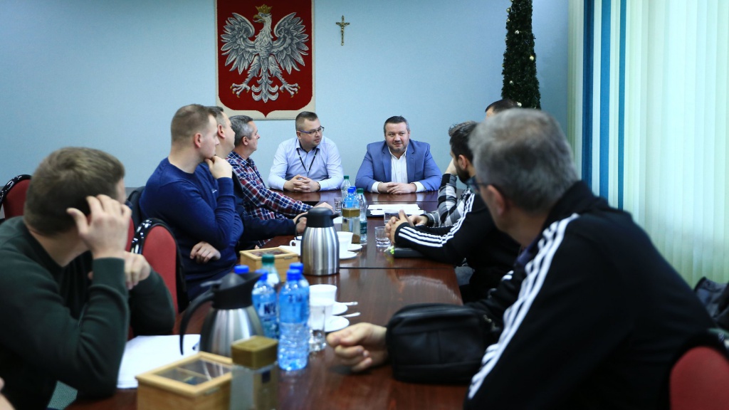 Wiele klub&oacute;w, wsp&oacute;lne rozmowy. Spotkanie środowiska piłkarskiego w ratuszu