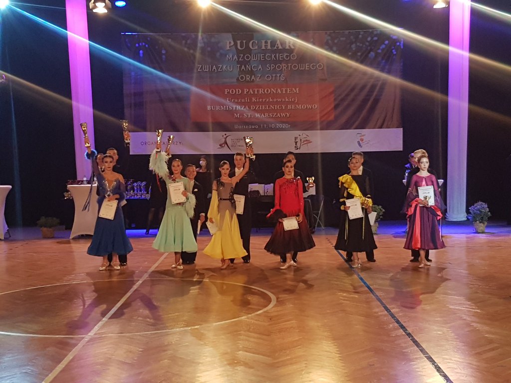 Siedem miejsc medalowych oraz awans do wyższej klasy sportowej dla tancerzy UKS Atria Ostrołęka [ZDJĘCIA]