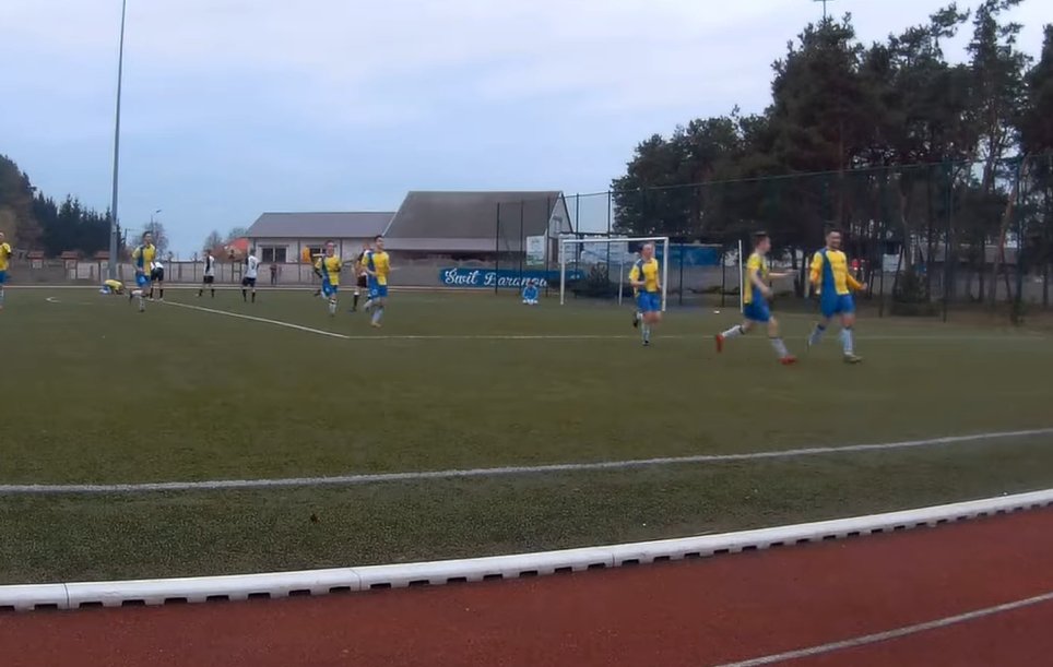 Tak się strzela w B Klasie! 90. minuta, nożyce i zwycięski gol (wideo)