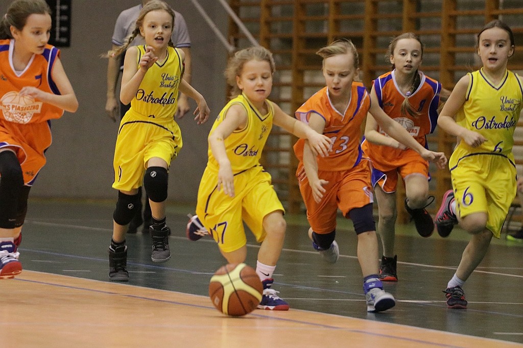 Debiut najmłodszych koszykarek Unii Basket (wideo, zdjęcia)