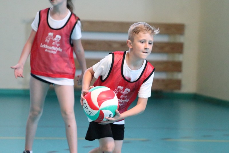 Uczniowie podstaw&oacute;wek zagrali w dwa ognie [ZDJĘCIA]