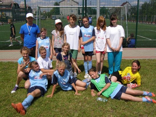 Treningi piłki nożnej dla dziewcząt z rocznik&oacute;w 2000-2002: Zaprasza klub Jantar Ostrołęka