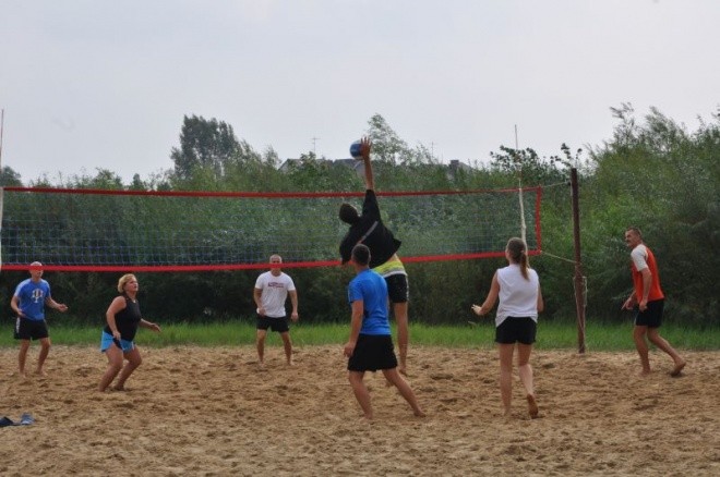 V edycja turnieju mikst&oacute;w w siatk&oacute;wkę na plaży: Zgłoś się do rozgrywek!